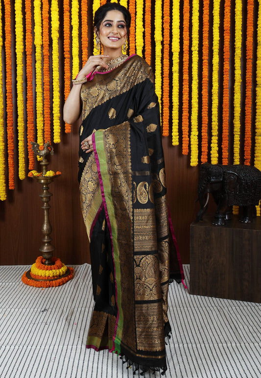 Black Gadwal Pure Silk Saree With Blouse Piece - Adi Akshoy & Co.