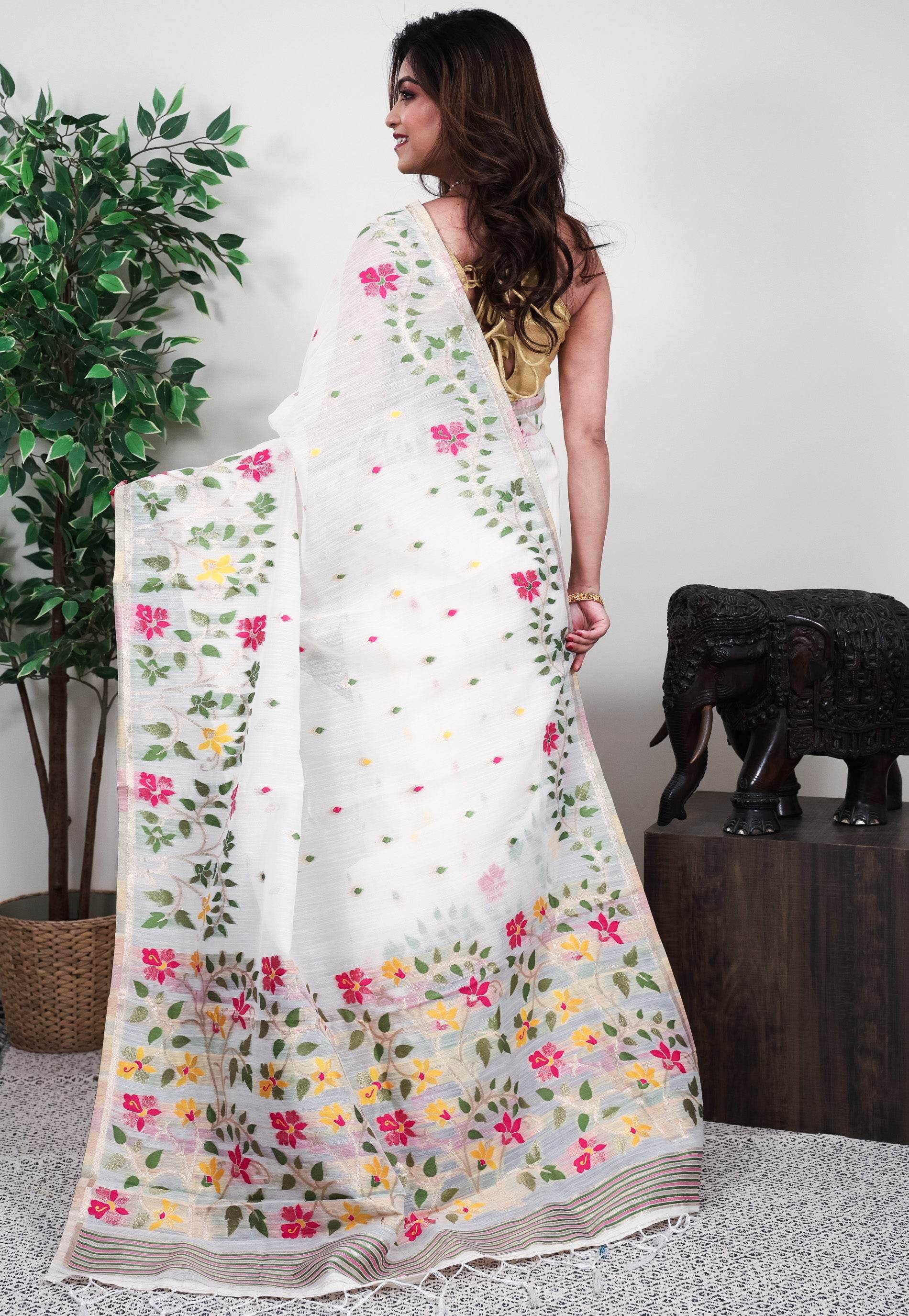 White Handloom Saree With Blouse Piece - Adi Akshoy & Co.