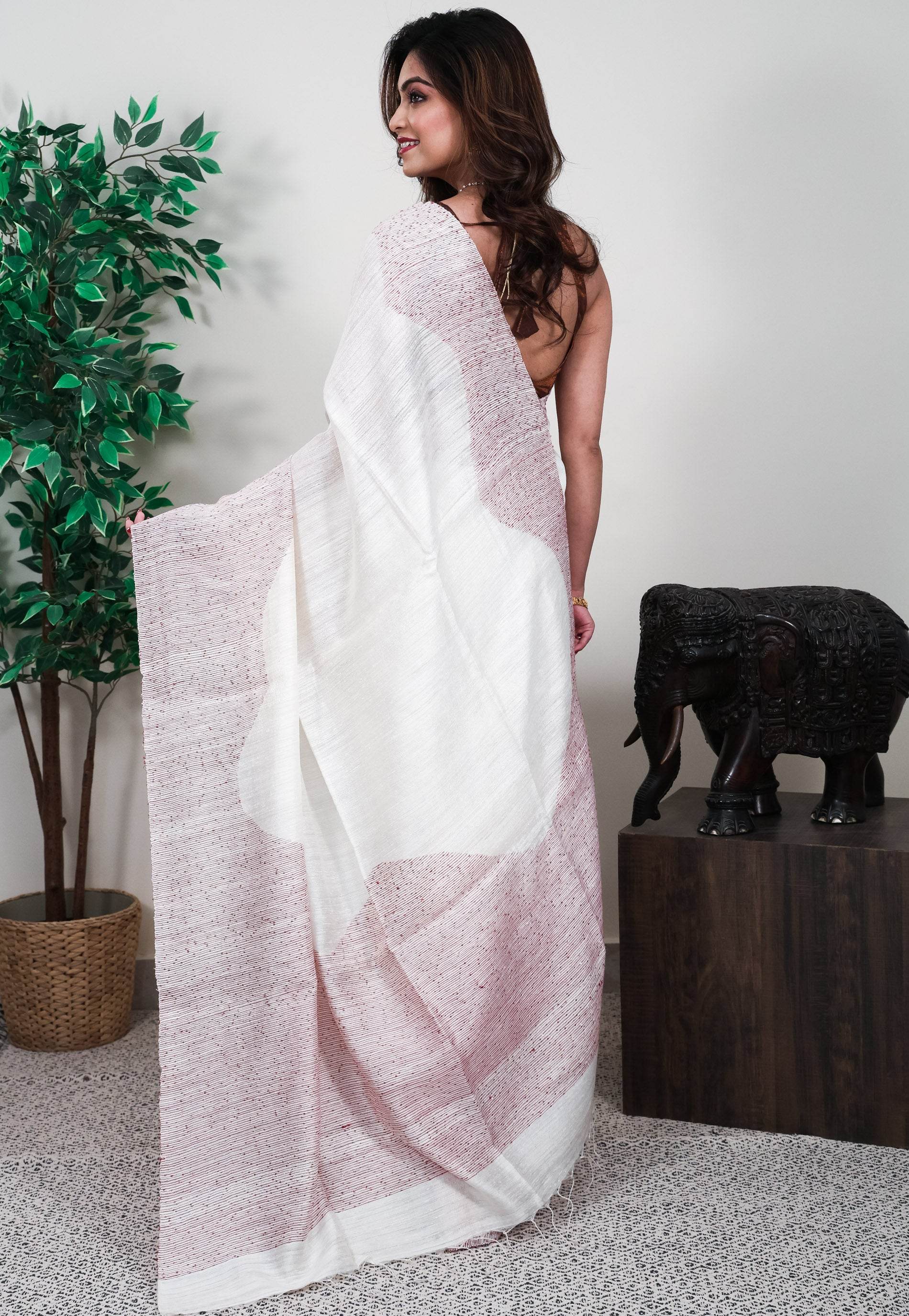 White Matka Handloom Pure Silk Saree With Blouse Piece - Adi Akshoy & Co.