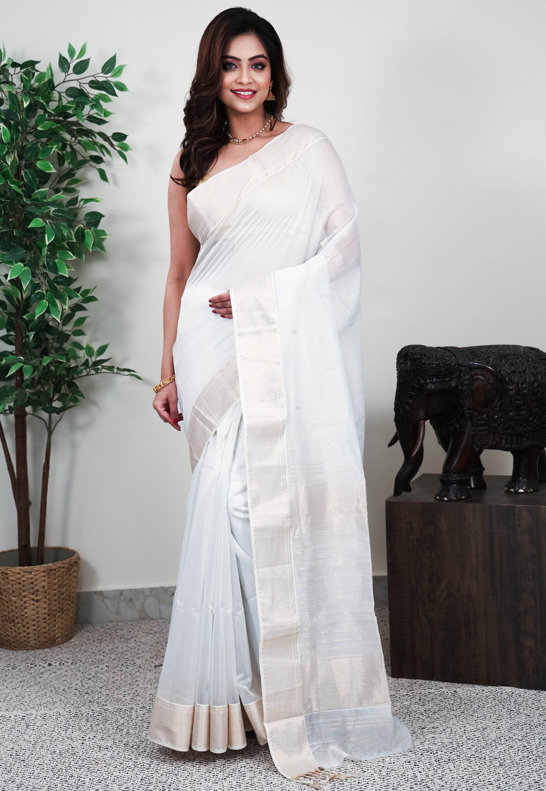 White Sico Handloom Saree With Blouse Piece - Adi Akshoy & Co.