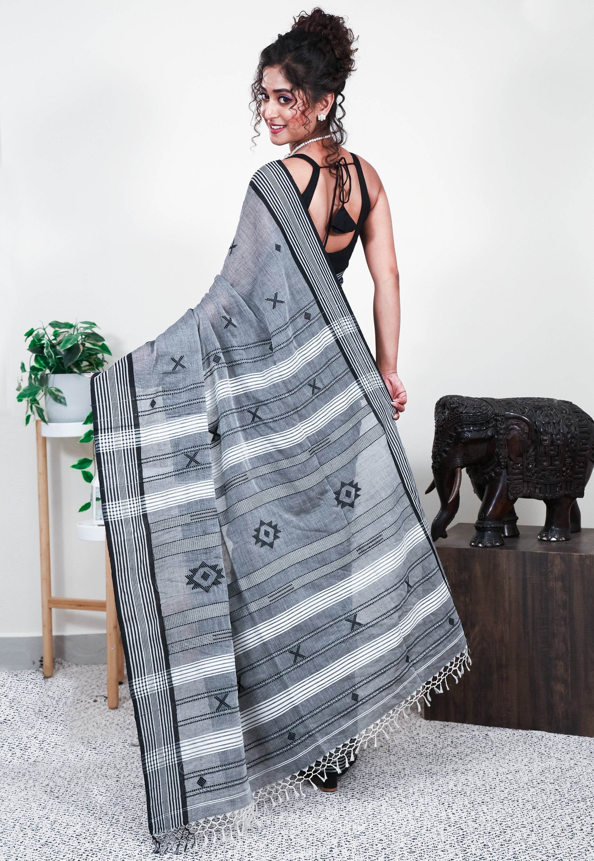 Grey Handloom Saree With Blouse Piece - Adi Akshoy & Co.