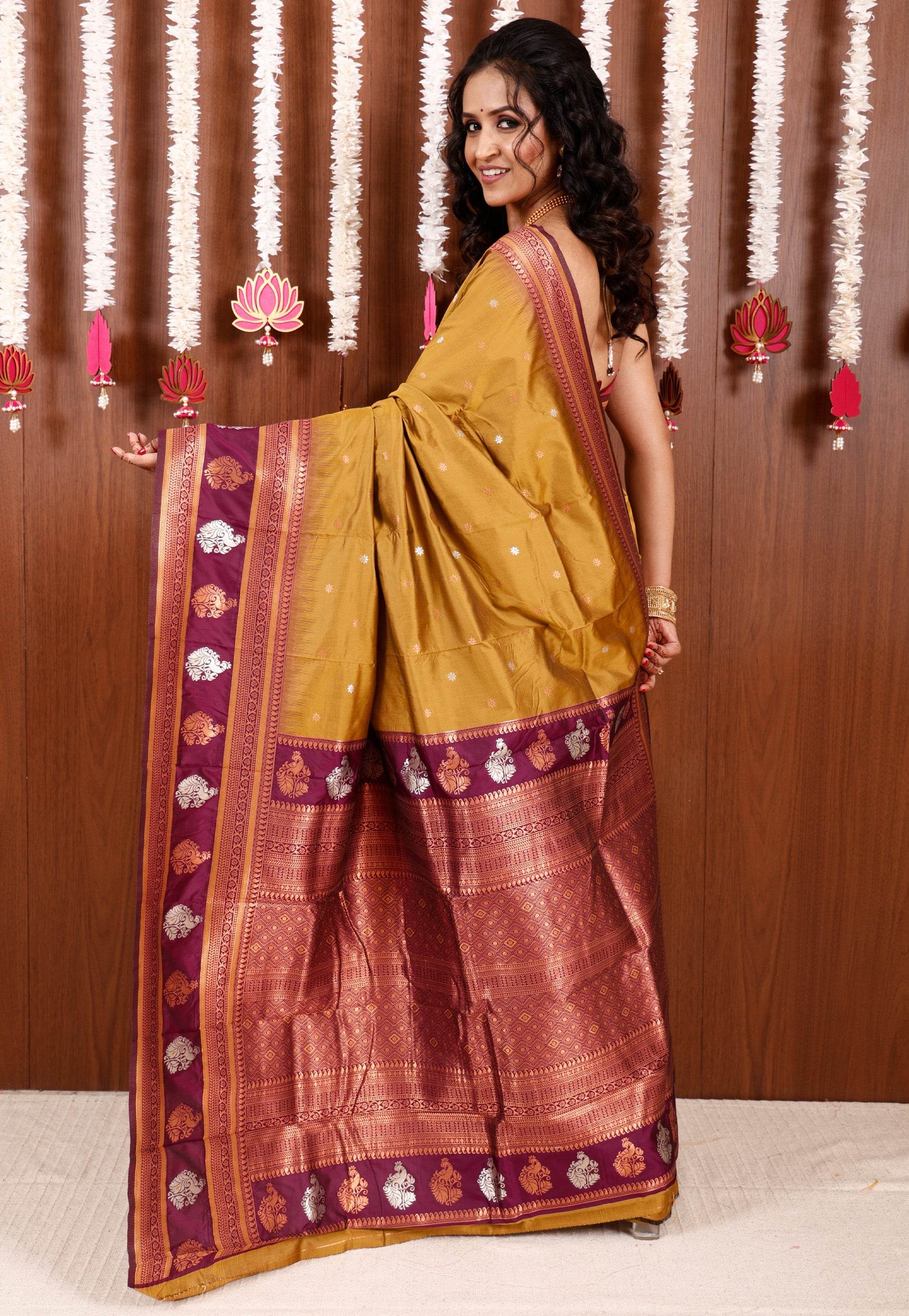 Mehendi Green with Magenta Border Kanjivaram Silk Saree With Blouse Piece - Adi Akshoy & Co.