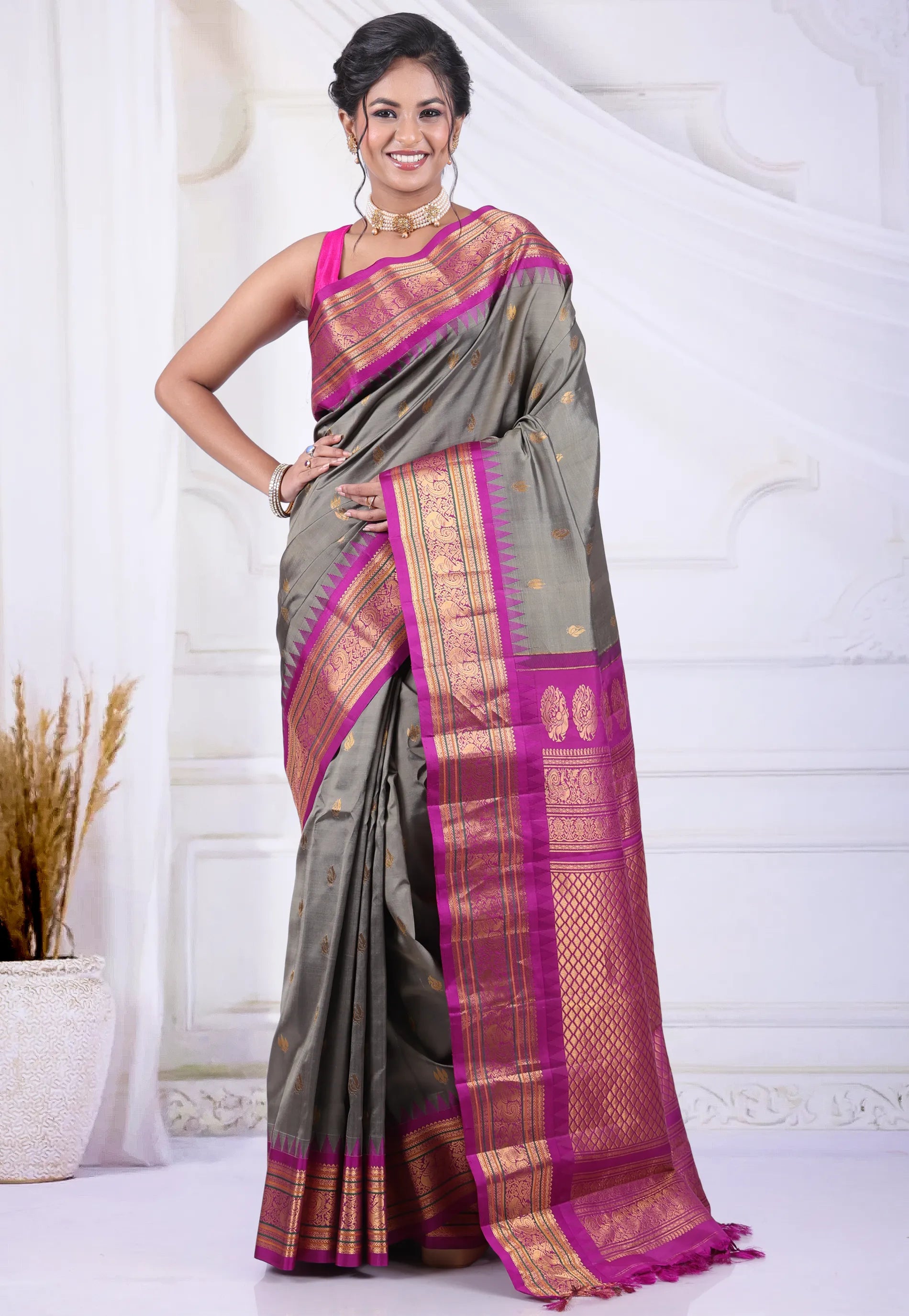 Grey Colour Pure Gadwal Silk Saree With Blouse Piece - Adi Akshoy & Co.